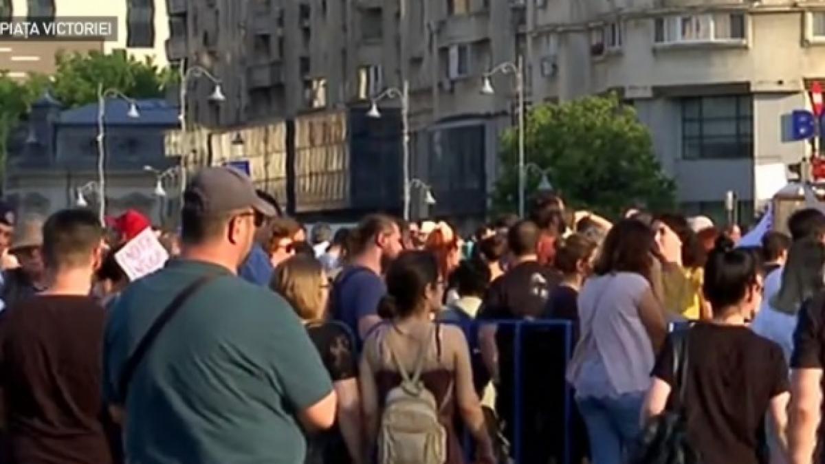 jandarmeria capitalei sase persoane conduse la sectie in urma incidentelor din piata victoriei