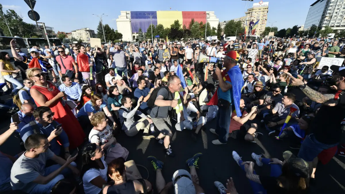 proteste cu imbranceli in piata victoriei o femeie a fost luata cu un echipaj smurd