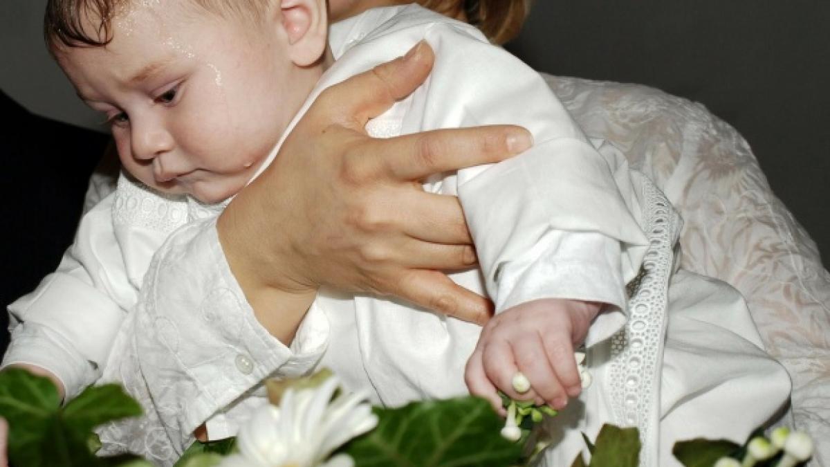 imagini socante la un botez preotul si a pierdut cumpatul si l a lovit pe bebelus video