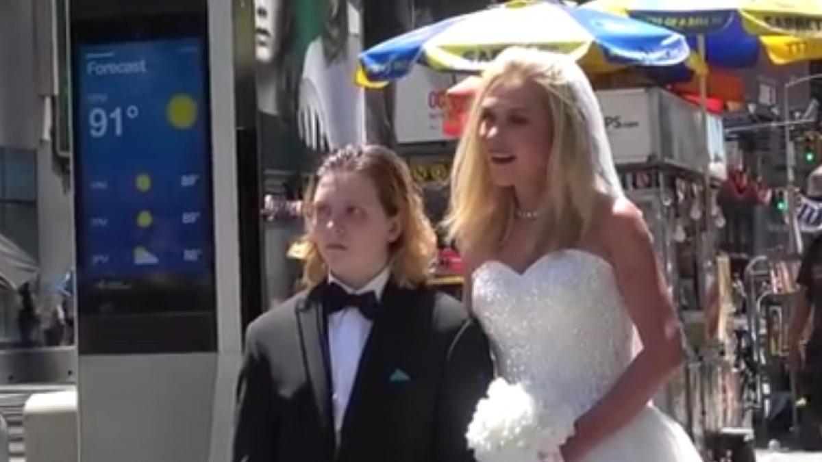 o femeie de 50 de ani s a casatorit cu un baiat de 12 ani imaginile care au socat internetul