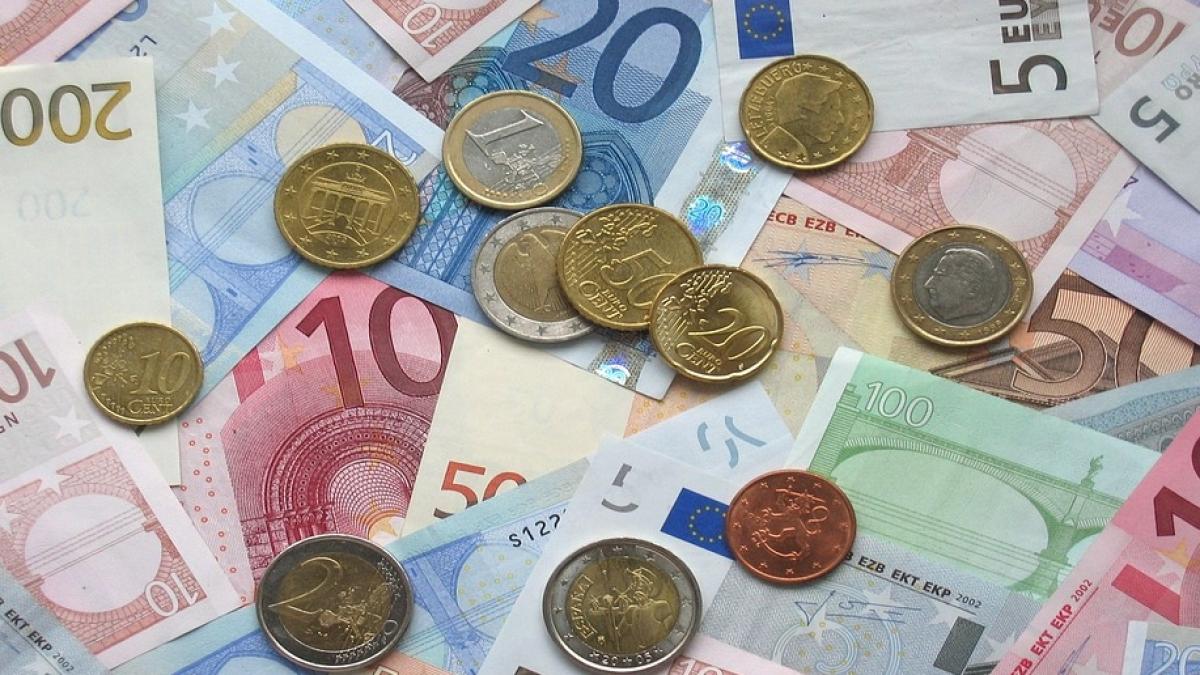 curs valutar euro a scazut spre pragul de 4 66 lei