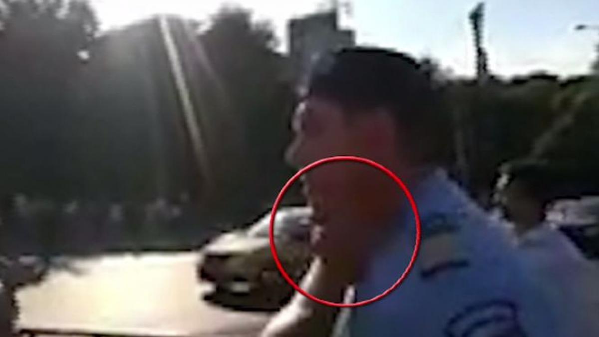 noi imagini de la protestele din piata victoriei un jandarm a fost lovit video