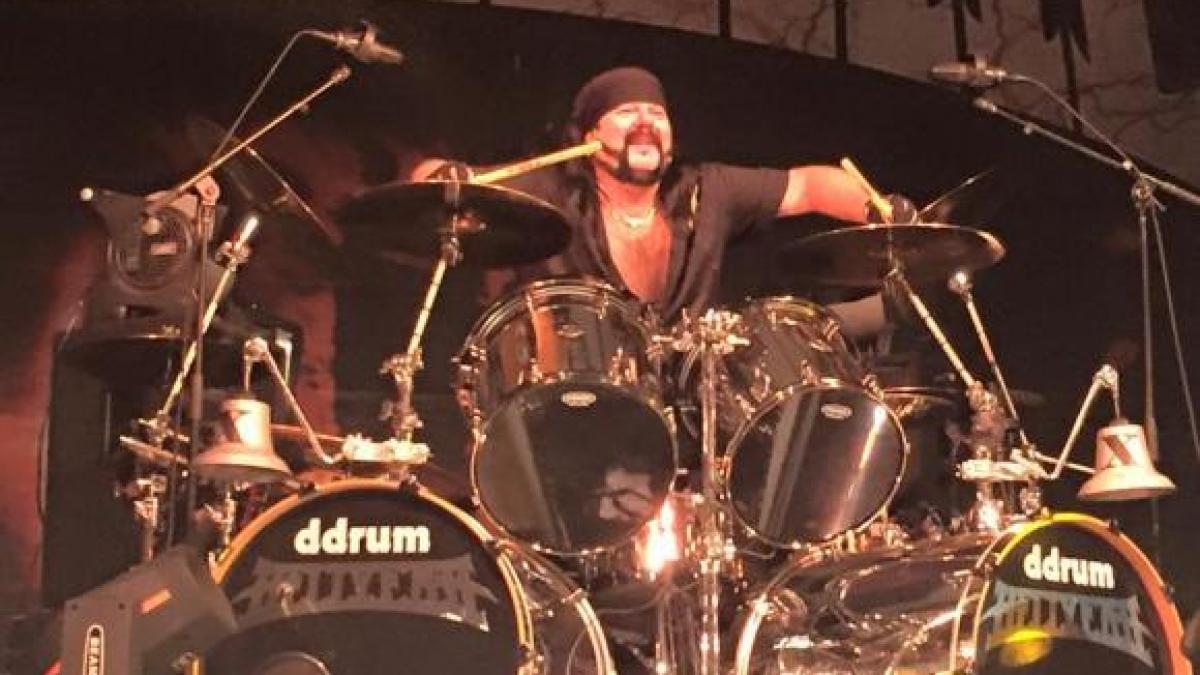 bateristul legendarei formatii pantera a murit vinnie paul avea 54 de ani