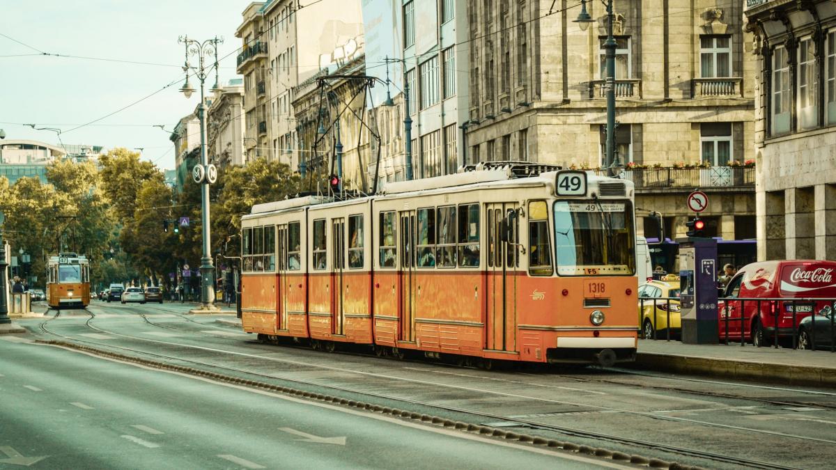 roman spulberat de tramvai intr o statie din milano