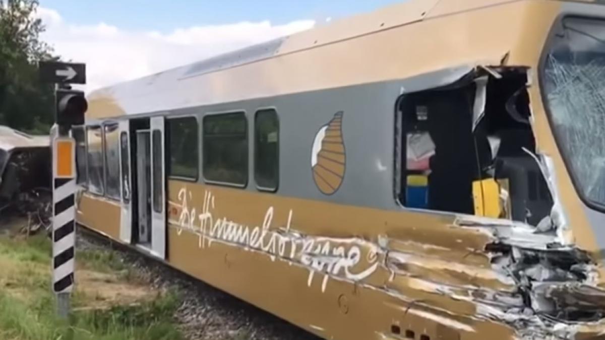 accident feroviar cel putin 26 de persoane au fost ranite dupa ce un tren a deraiat video