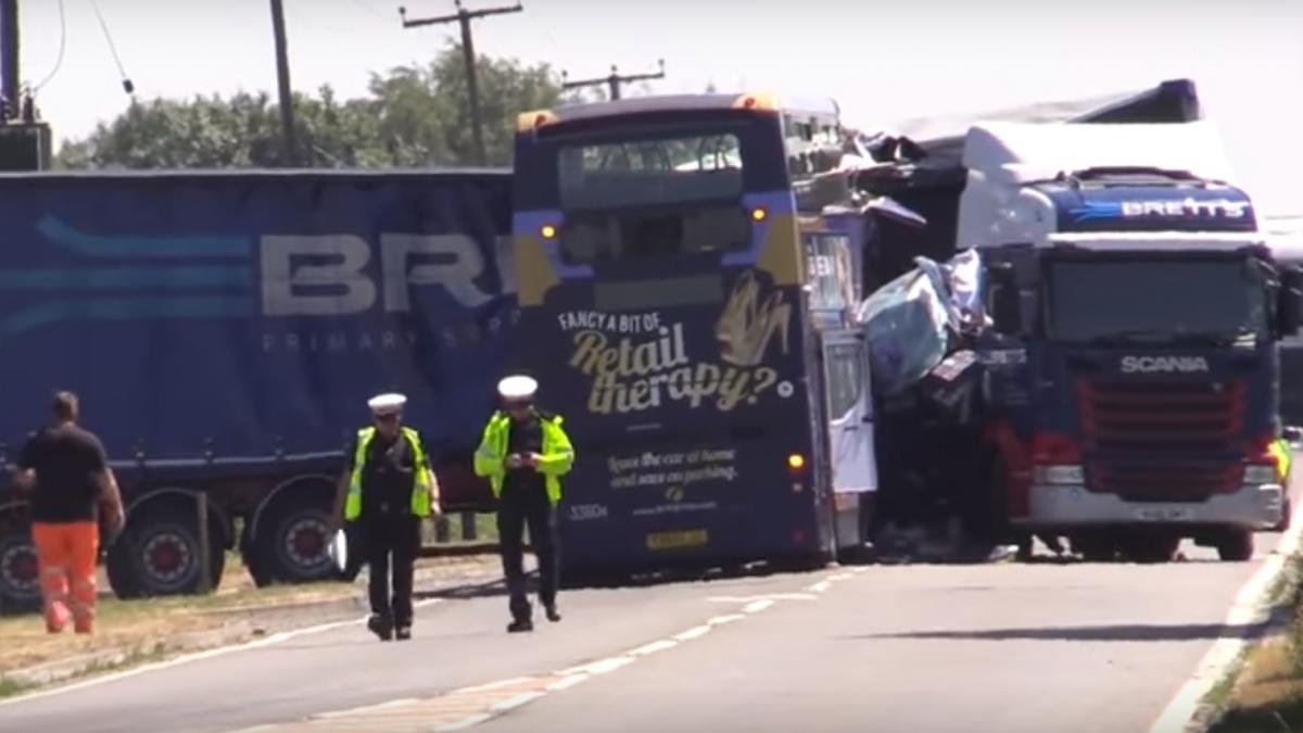 accident in marea britanie intre un autobuz si un camion sunt peste 20 de victime video