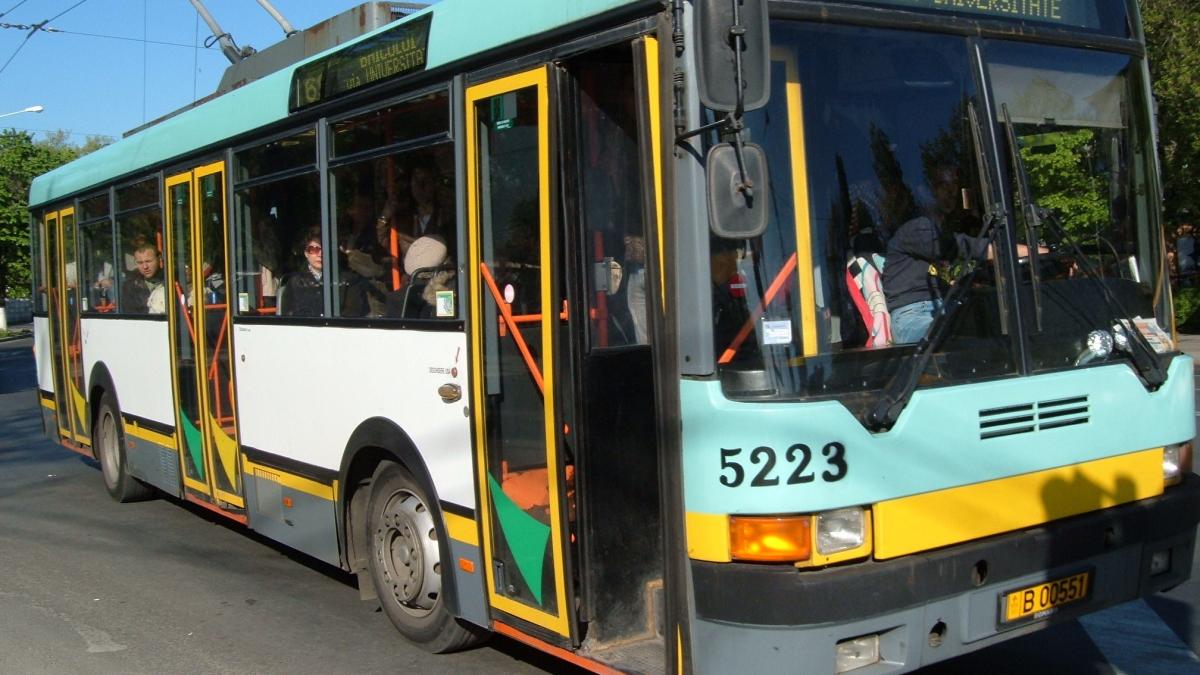 cristina era in troleul 69 cand a auzit o fata vorbind cu un barbat cand i a auzit vocea a