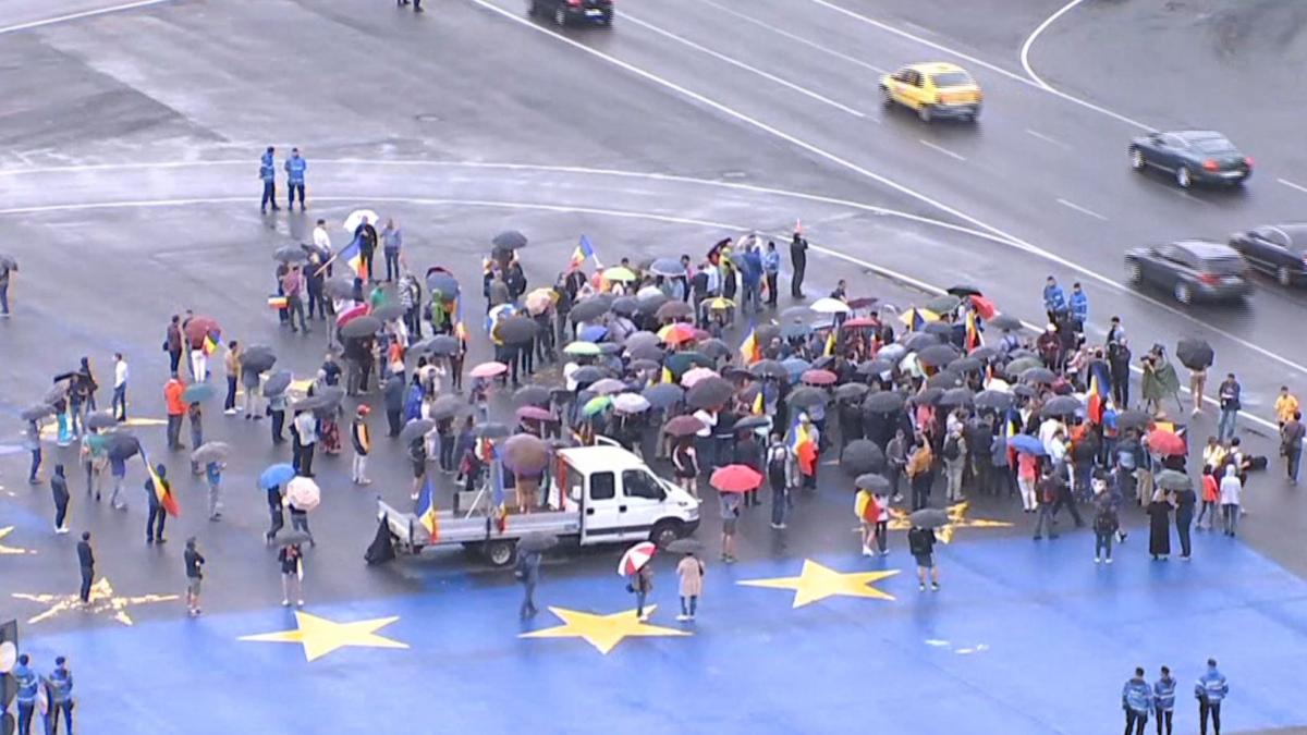 Miting PNL în Piața Victoriei. 100 de participanți, plus Ludovic Orban