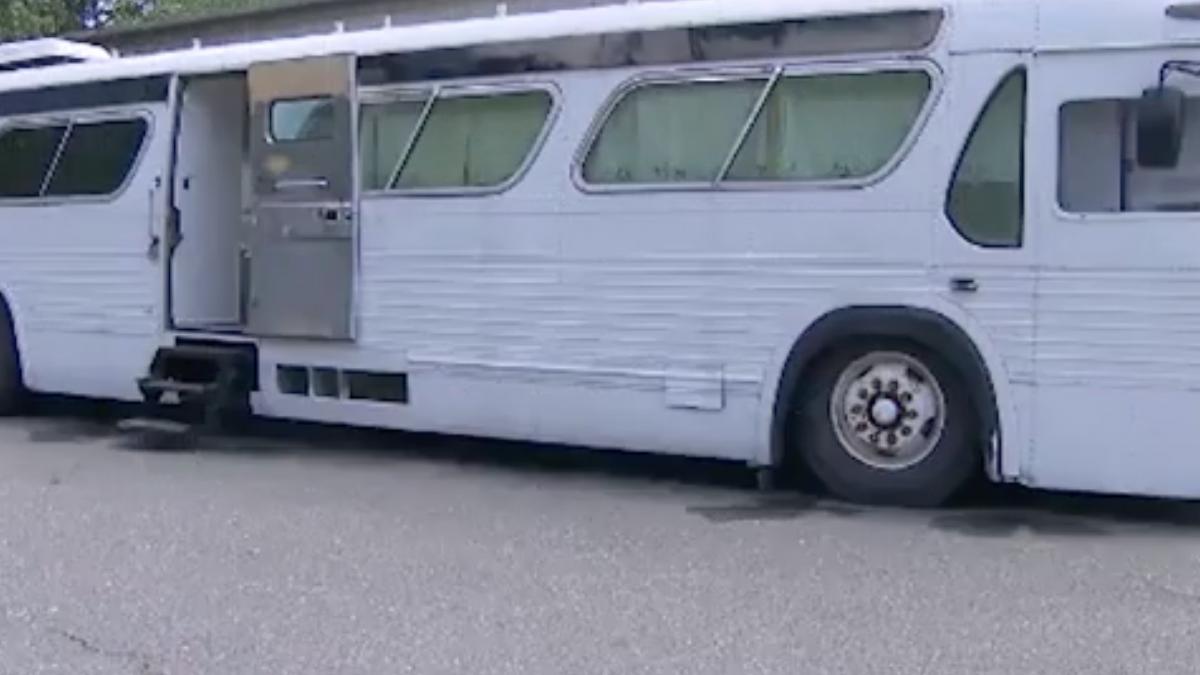 a dat 6 000 de euro pe un autobuz ruginit din 1966 si ce a urmat e incredibil toata lumea vorbeste