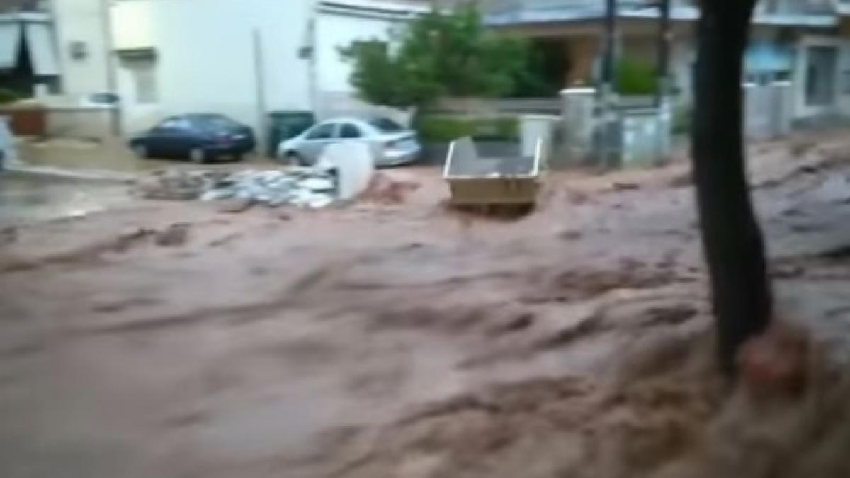 cod rosu de vreme extrema in grecia zeci de case au fost luate de apa video