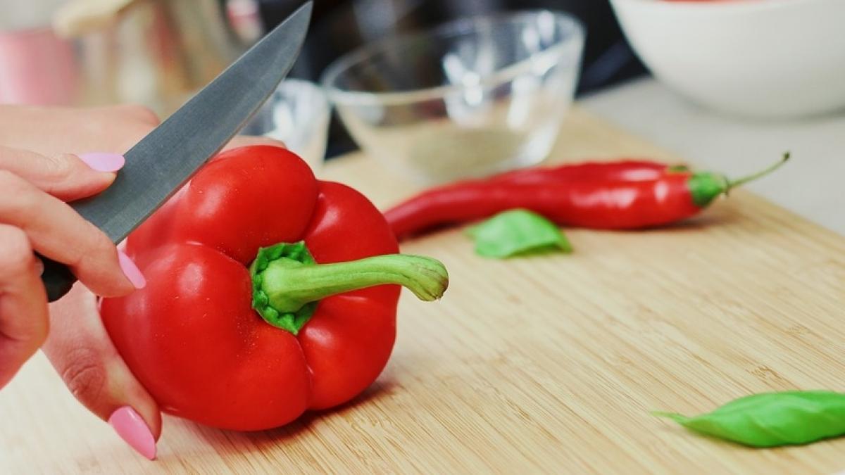 de ce nu este indicat sa tai carnea si legumele pe acelasi tocator