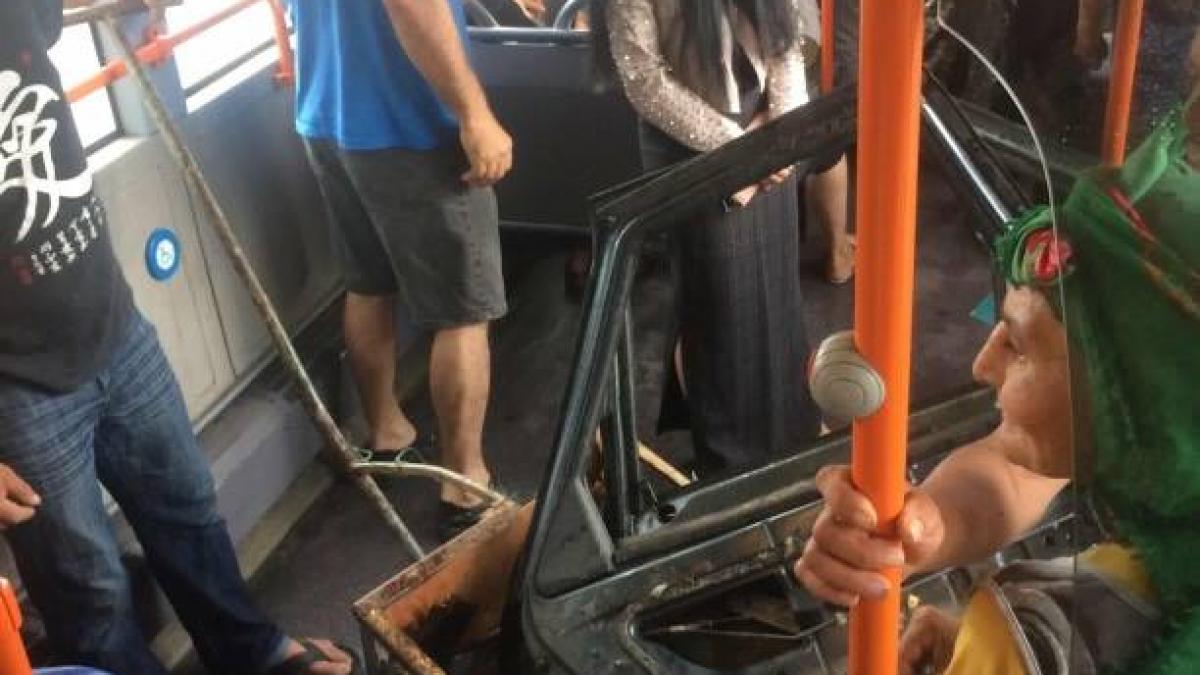 era cald si a urcat linistit in autobuzul 455 din capitala cand s a uitat mai bine si a vazut ce e