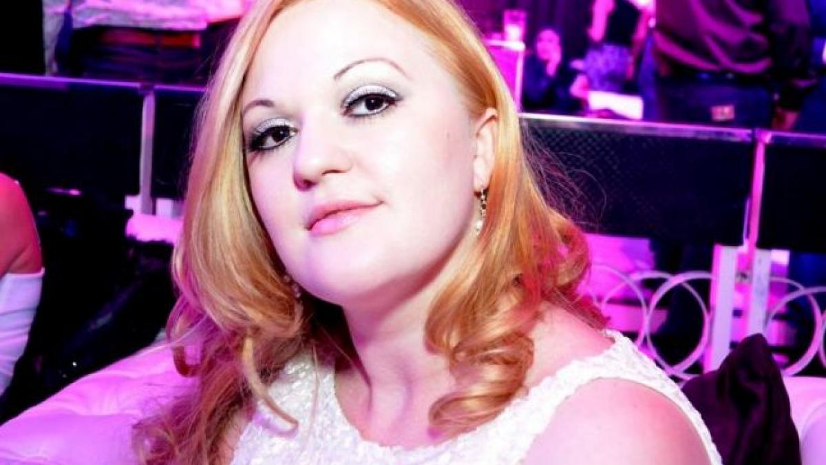 mihaela si a dus dus fetita la petrecerea de final de an de la gradinita cand a intrat in sala a