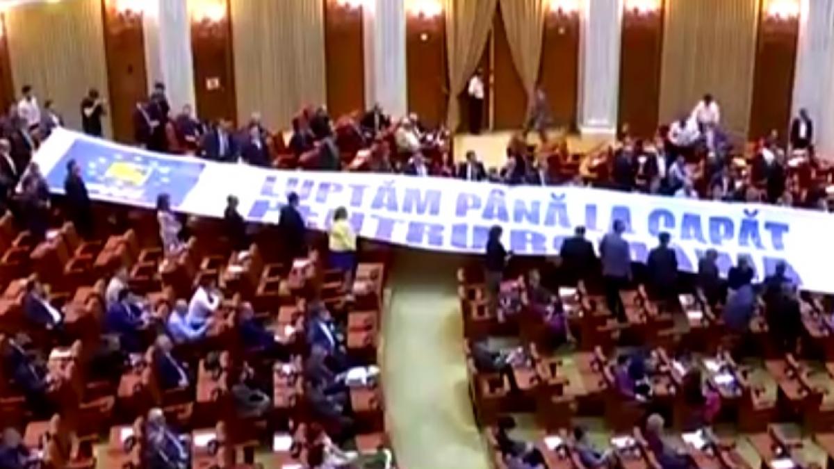 motiunea de cenzura a fost respinsa nefiind suficiente voturi exprimate