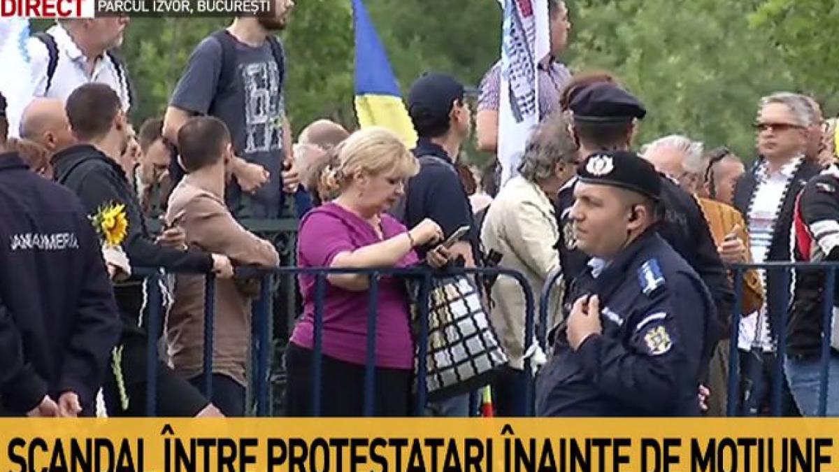 opozitia face proteste in timpul motiunii ce se intampla in fata parlamentului video