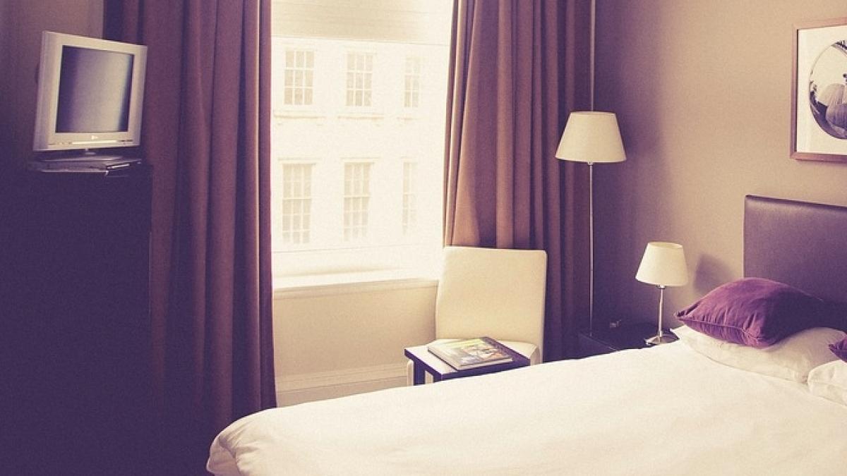 specialistii explica de ce nu ar trebui sa te uiti la televizor in camera de hotel