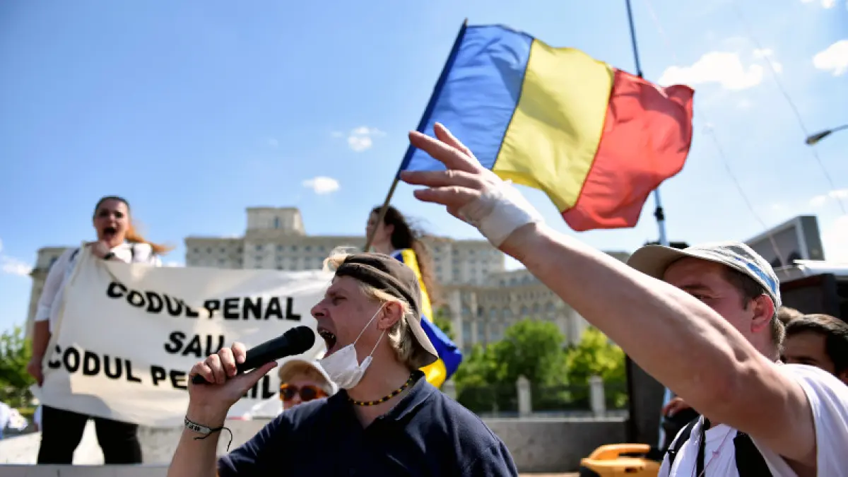 zeci de protestatari din fata parlamentului vor sa intre in plen