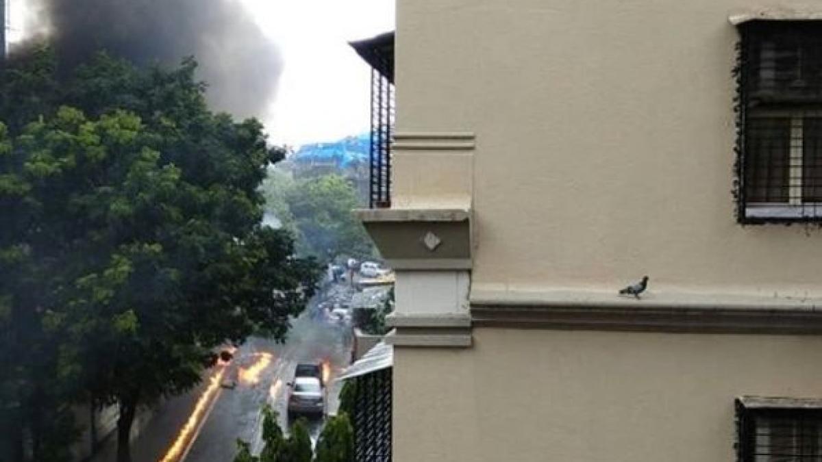 un avion de pasageri s a prabusit intr un cartier aglomerat al orasului nu exista supravietuitori