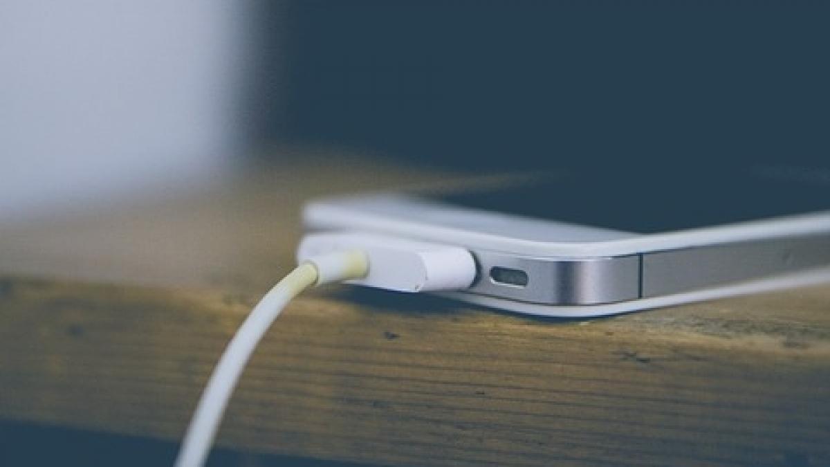 de ce nu este indicat sa iti lasi telefonul la incarcat peste noapte