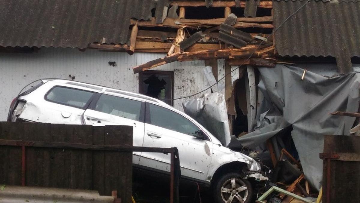 doi tineri care goneau cu 250 km h au facut praf doua acoperisuri faceau live pe facebook video