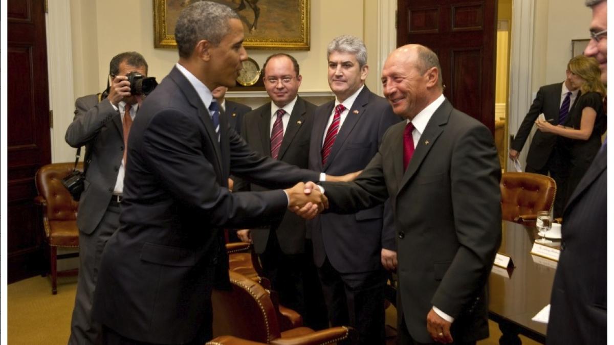 gabriel oprea ar fi trucat o poza ca sa para ca a dat mana cu barack obama