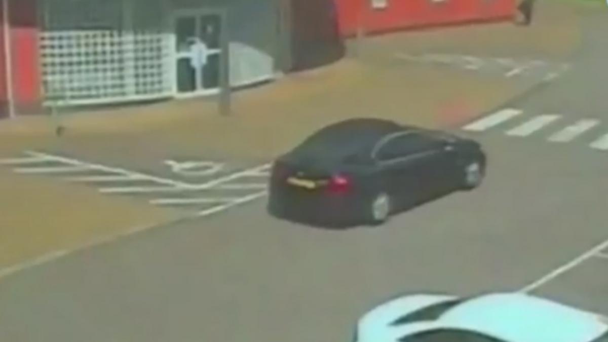 a parcat in fata sectiei de politie si i a chemat pe ofiteri sa ii verifice masina acestia au ramas