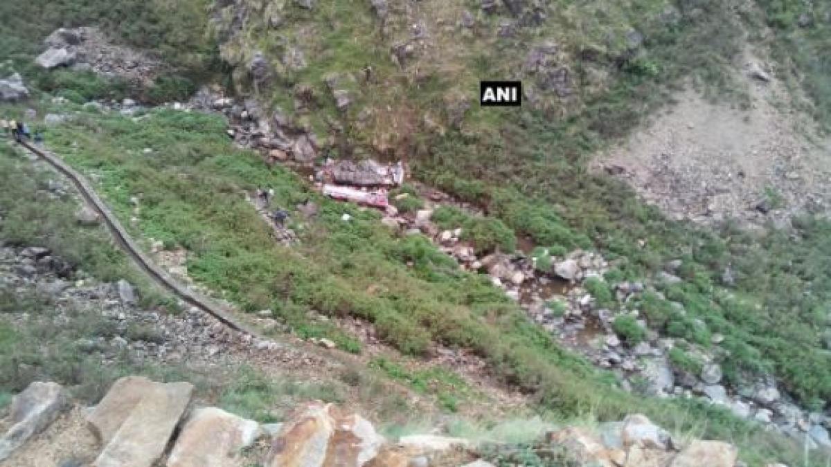 autocar rasturnat intr o prapastie in nordul indiei cel putin 44 de persoane au murit