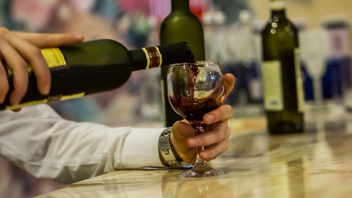 cate zile poti pastra vinul dupa ce l ai desfacut