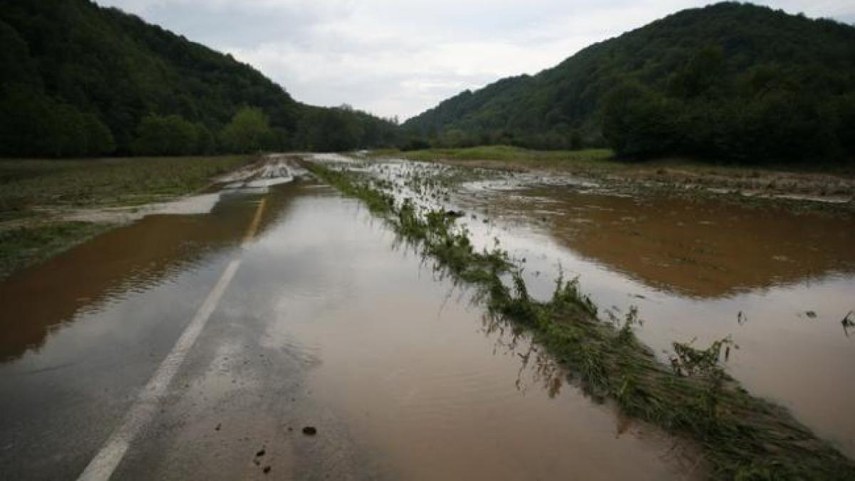situatia drumurilor si a cailor ferate inchise din cauza inundatiilor