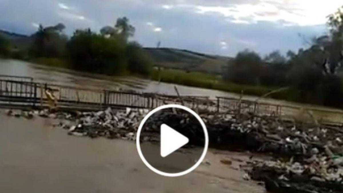 noi imagini infioratoare cu inundatiile care au devastat romania inca un pod a fost luat de ape in