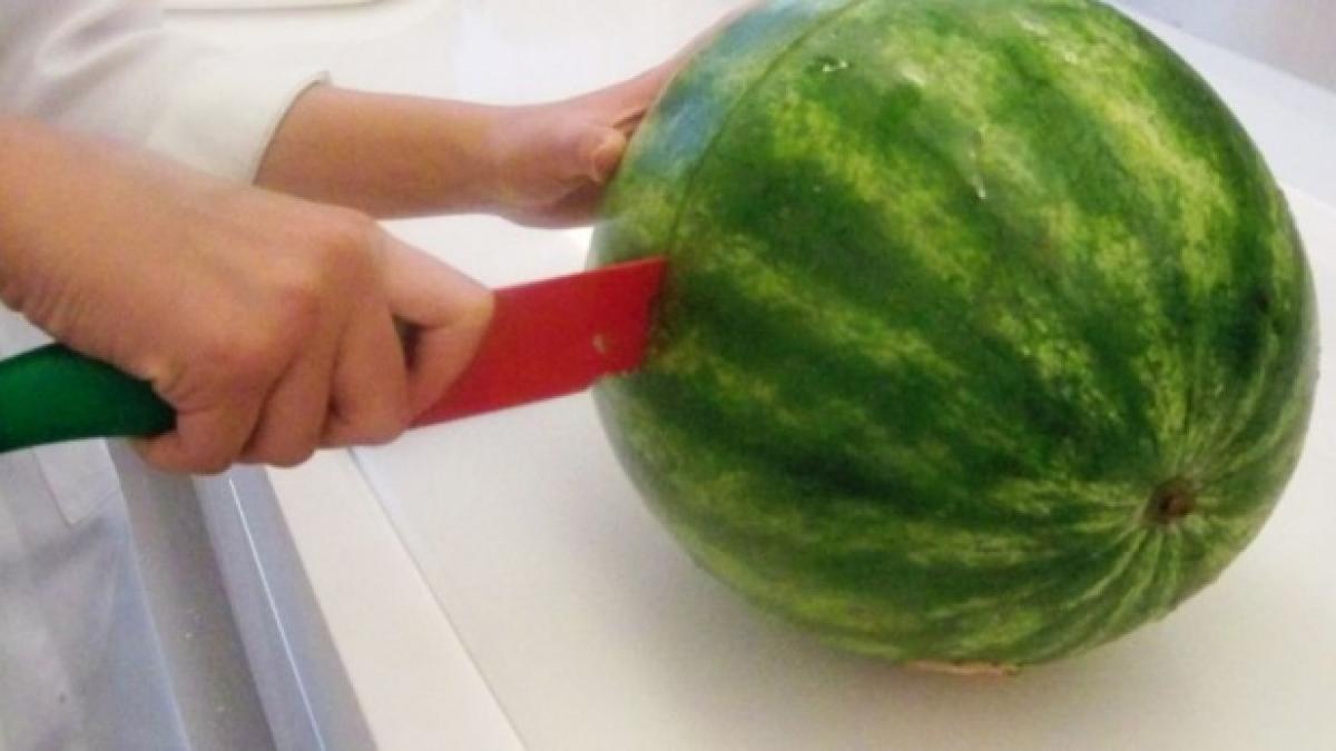 a cumparat un pepene si cand l a taiat i a venit sa planga ce a gasit la interiorul lui foto in