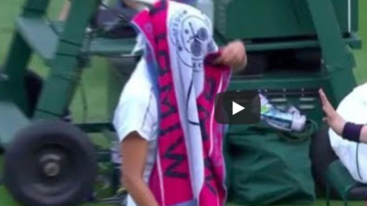 gabriela ruse a oferit faza zilei la wimbledon cu prosopul in cap se ciocneste de un copil de mingi