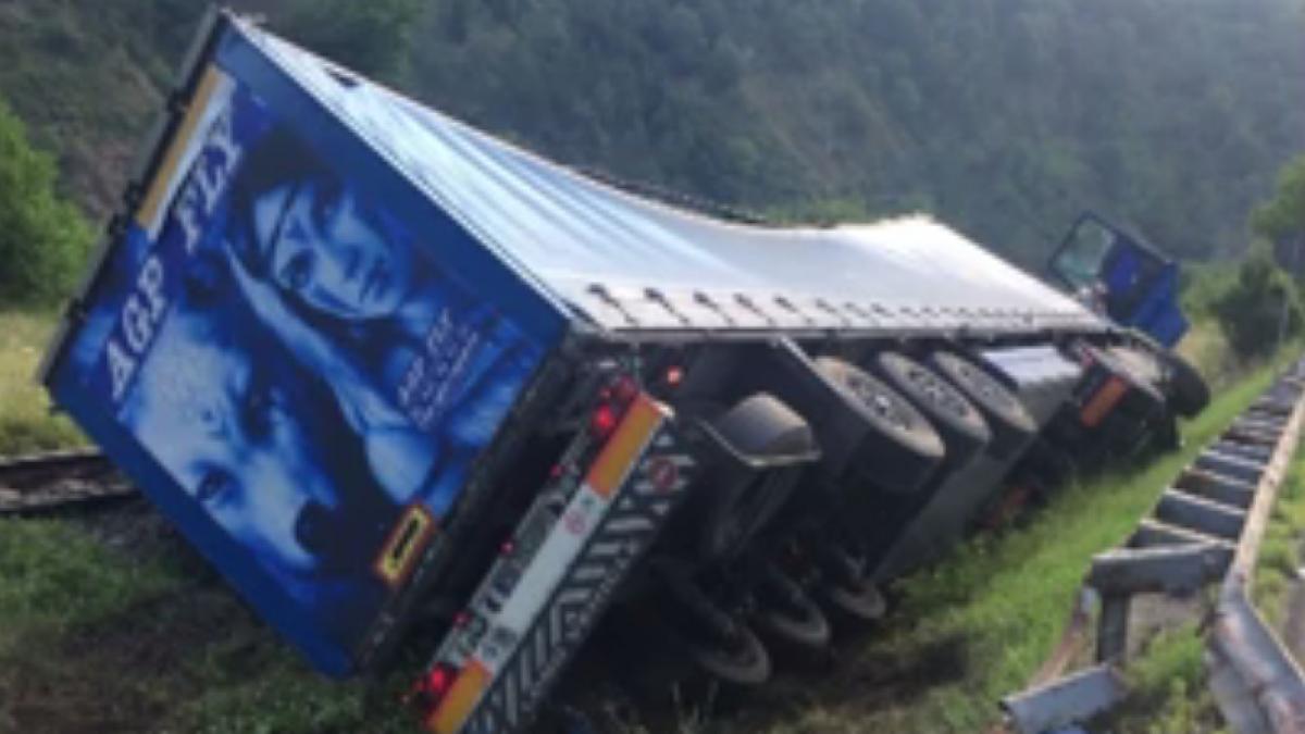 trafic feroviar blocat in judetul valcea din cauza unui tir care s a rasturnat pe calea ferata