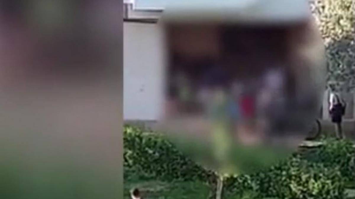 imagini incredibile surprinse in iasi mai multi copii s au luat la bataie in scara unui bloc video