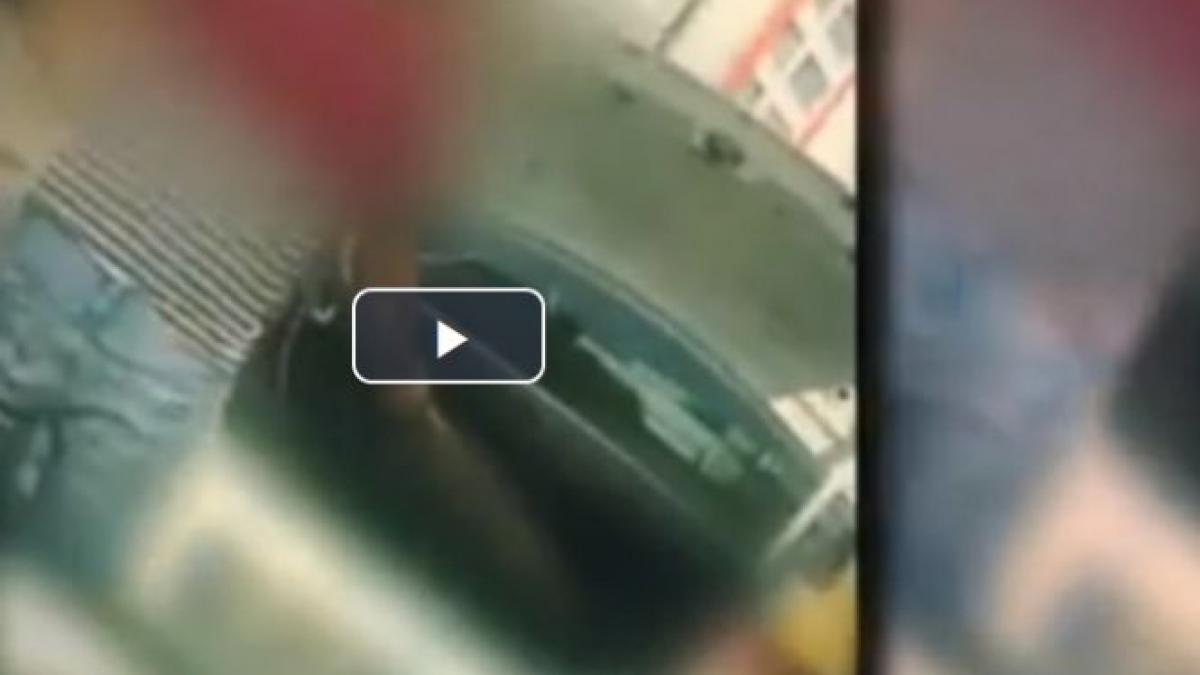 scene socante in traficul din capitala un taximetrist a fost filmat cand iesea cu o bata din masina