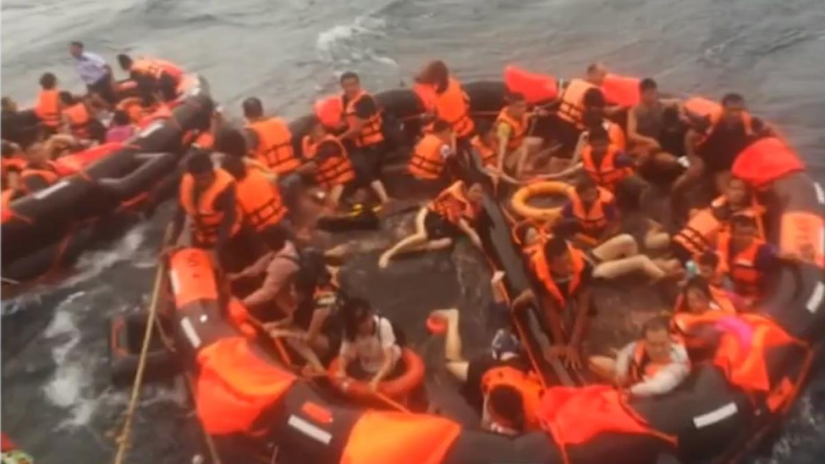 cel putin 21 de persoane au murit dupa ce o ambarcatiune cu turisti s a rasturnat