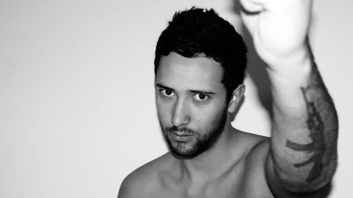 cine este artistul fugar condamnat la inchisoare pentru ca a insultat casa regala