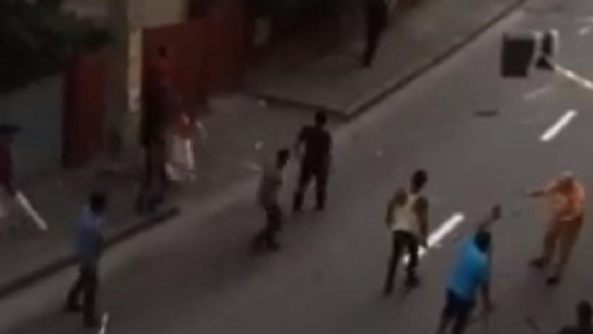 imagini socante la targu neamt bataie cu bate si topoare intre doua clanuri de romi video