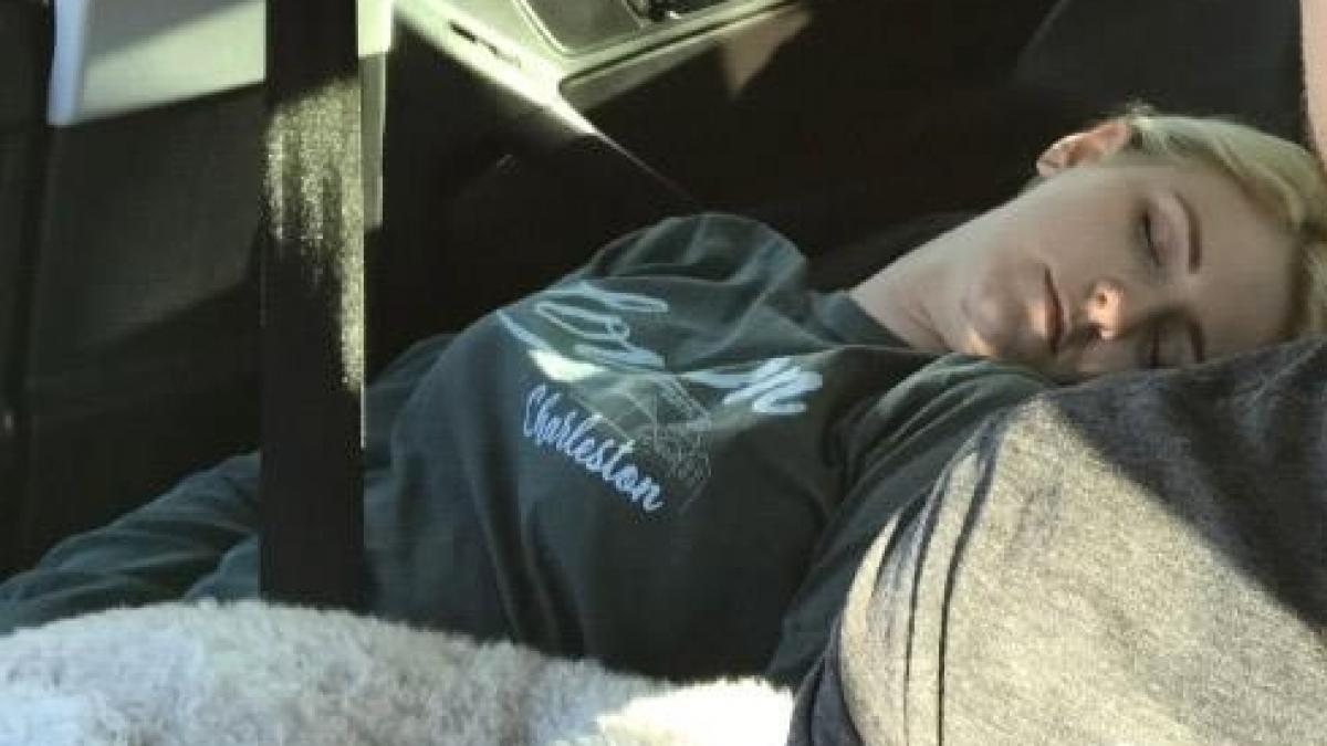 zeci de vacante aceeasi amintire ce a surprins un barbat in fiecare fotografie pe care i a facut o