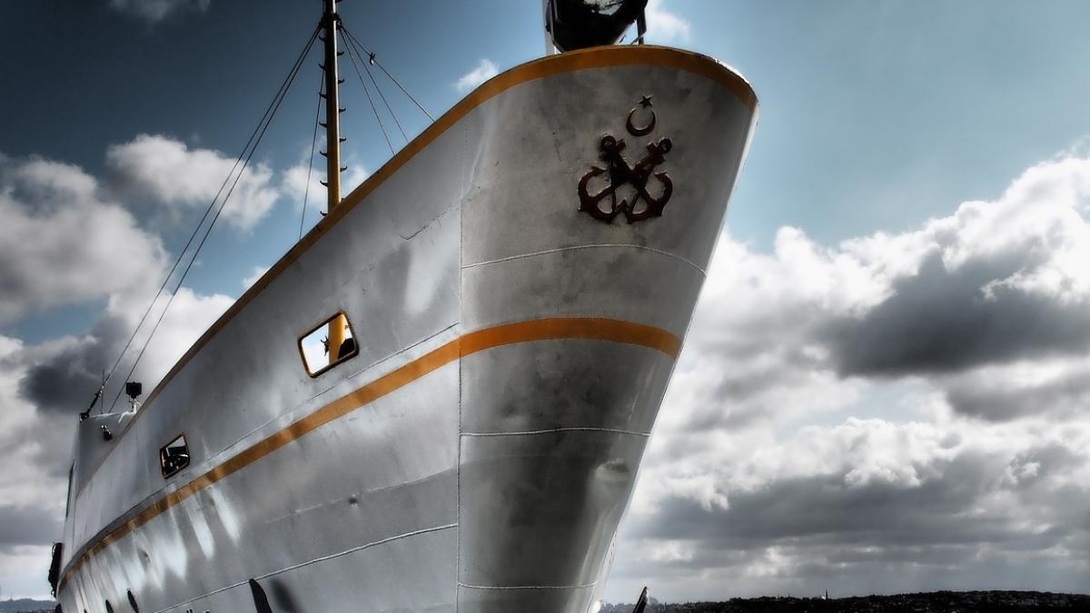 o nava sub pavilion panama cu 22 de navigatori romani la bord retinuta in franta