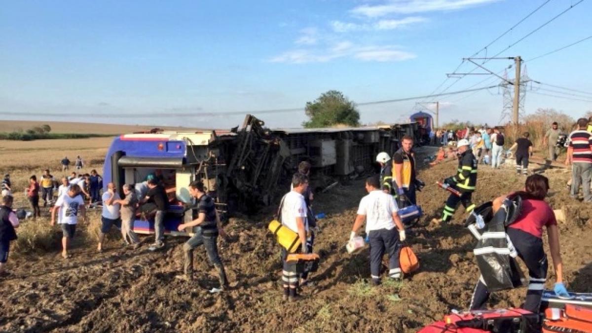 bilantul accidentului de tren din turcia creste la 24 de morti si alti zeci de raniti