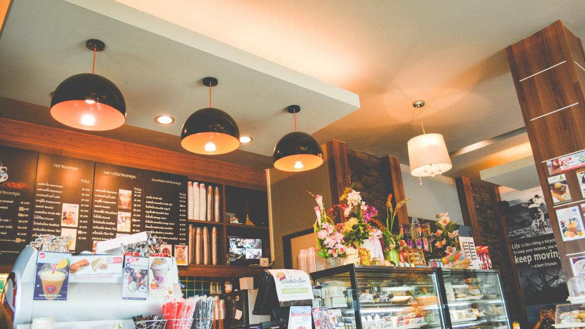 patru tineri din piatra neamt cautati de autoritati dupa ce au jefuit o vanzatoare