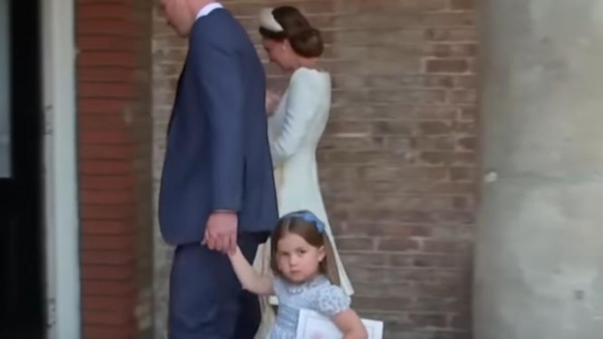 replica cu care printesa charlotte i a pus la punct pe fotografii prezenti la botezul fratiorului