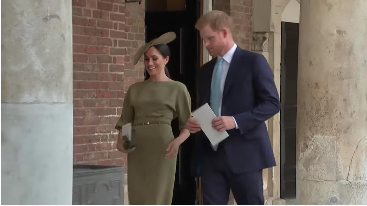 tinuta excentrica pe care a purtat o meghan markle la botezul nepotelului ei imaginile de la
