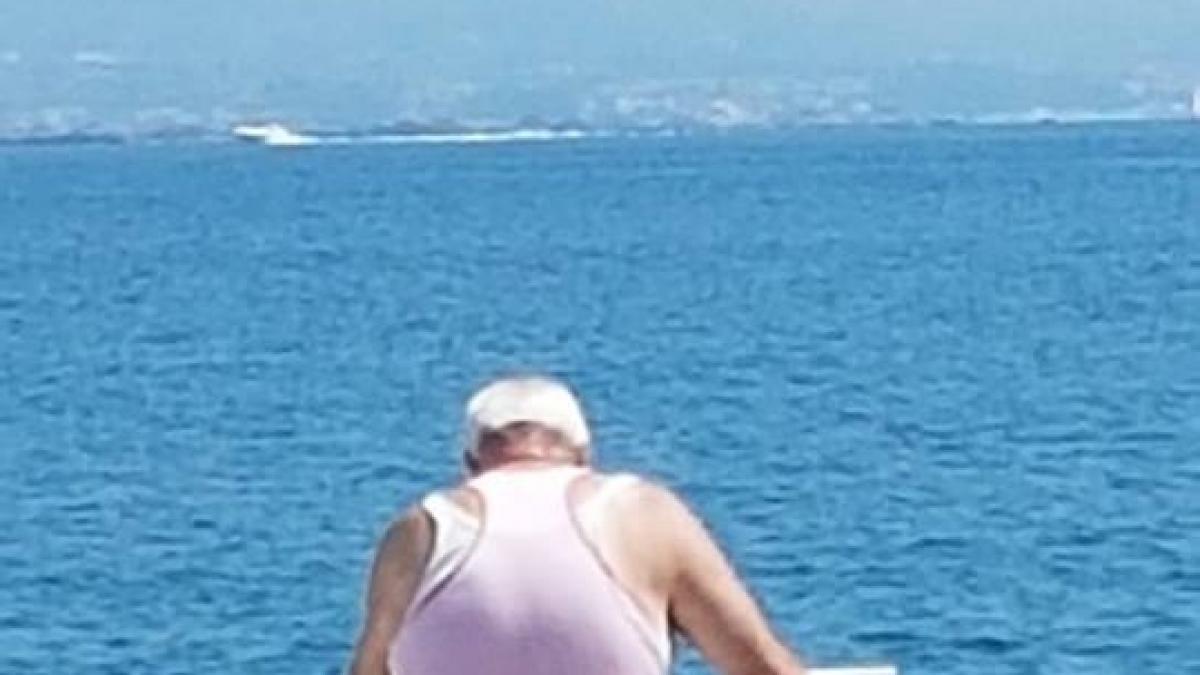 un barbat merge in fiecare dimineata la malul marii oamenii au incremenit cand au vazut ce tine in