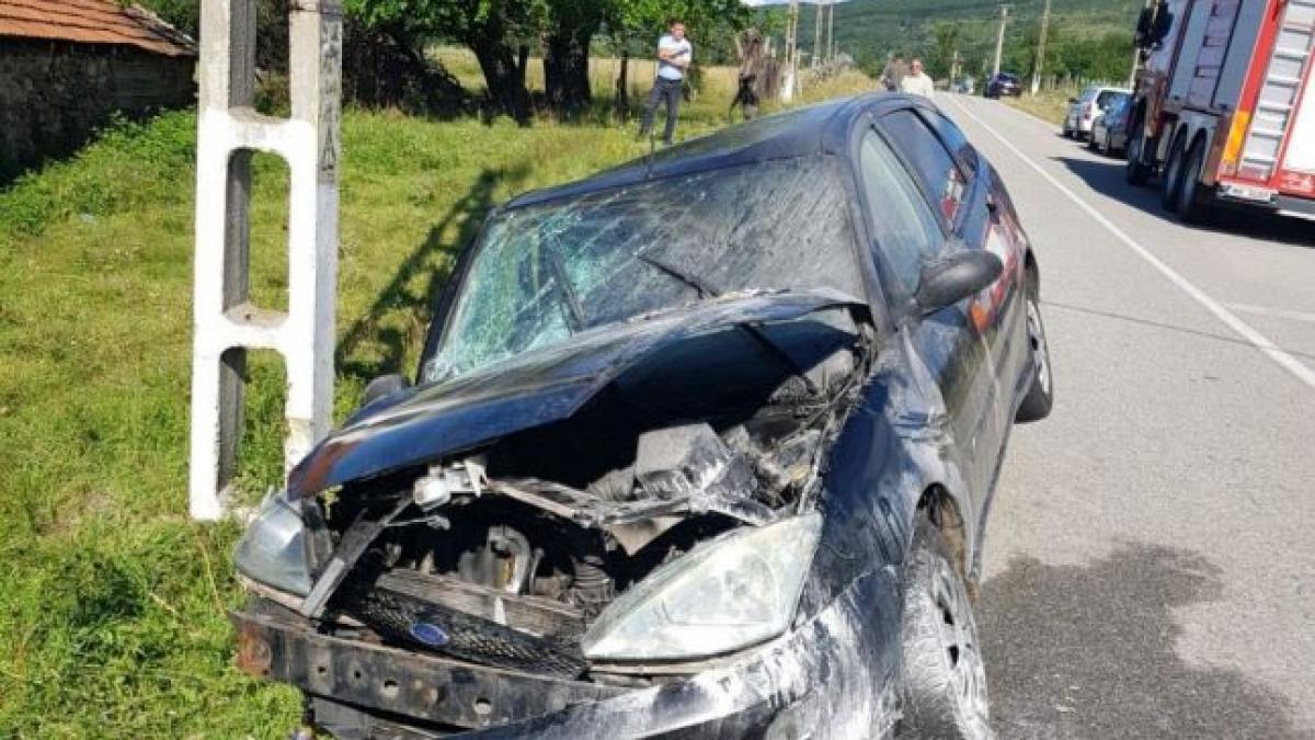 accident grav in gorj o masina a intrat intr un stalp si a luat foc la volan se afla un tanar de