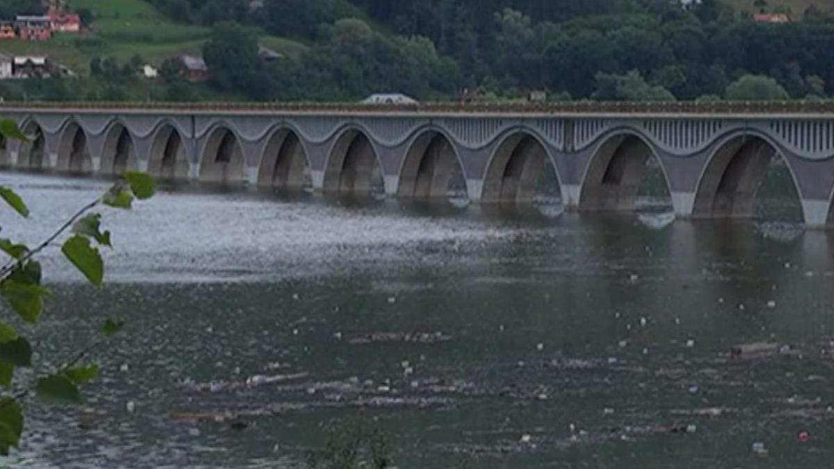 dezastru ecologic tone de gunoi au fost aruncate in bicaz