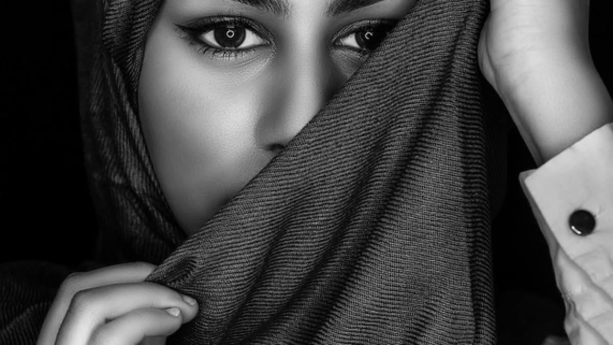 o femeie din iran a renuntat la valul islamic in timpul unui protest ce a urmat e ingrozitor