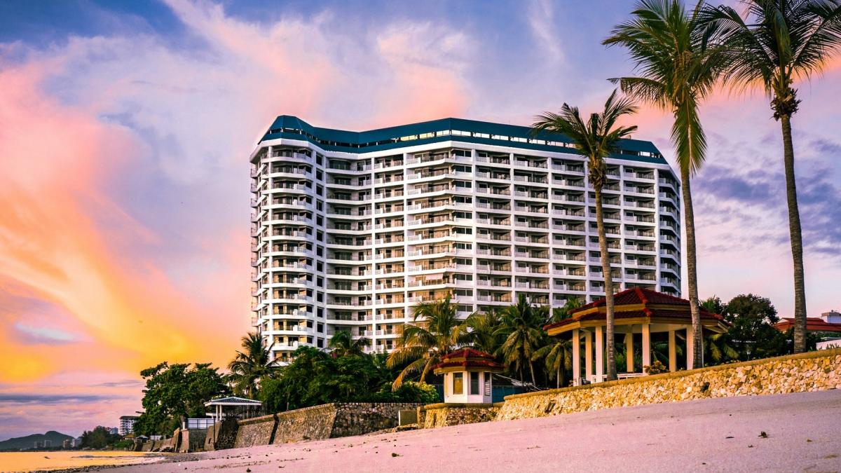 a reusit sa scape ca prin minune dupa ce a cazut de la etajul al saptelea al unui hotel cum a fost