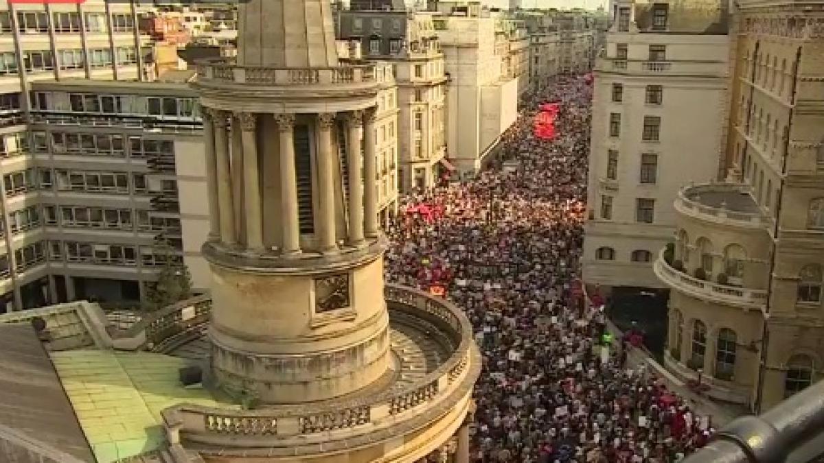 proteste puternice la londra in timpul vizitei lui donald trump live video